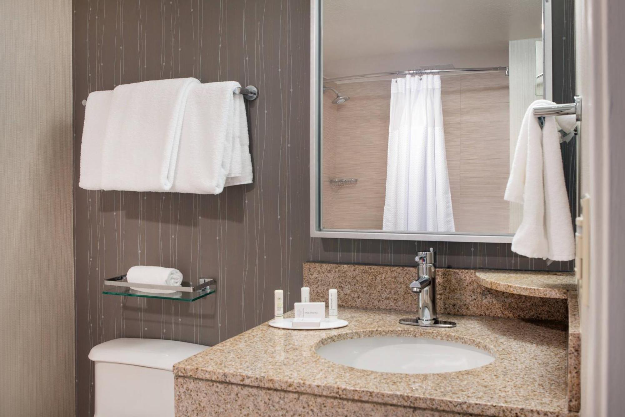 Courtyard By Marriott Richmond Berkeley Hotel Eksteriør billede